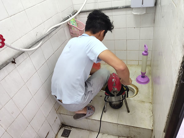 泸水管道堵塞冒臭气 专业师傅现场解决问题