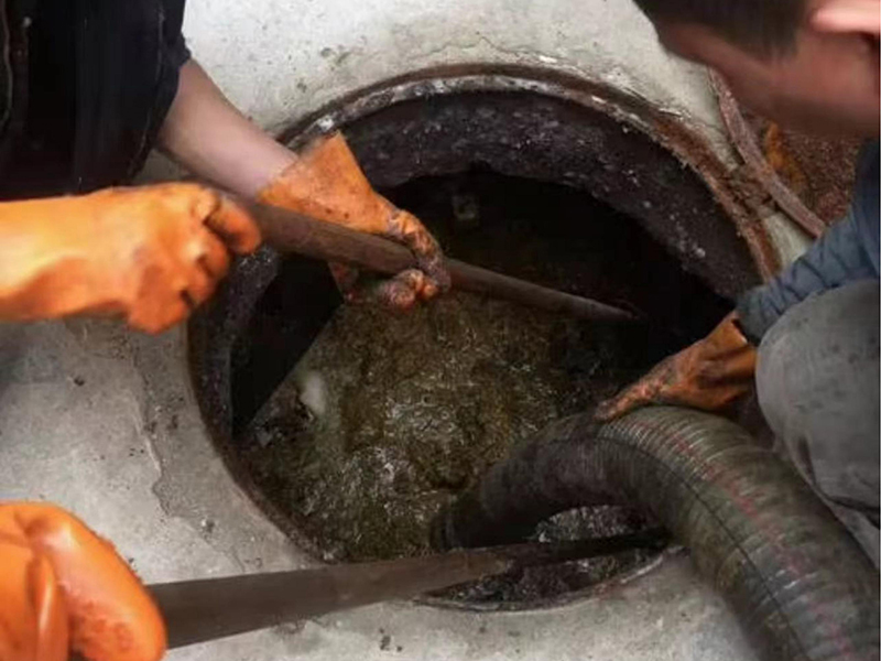 泸水清理化粪池时如何避免沼气的危害?